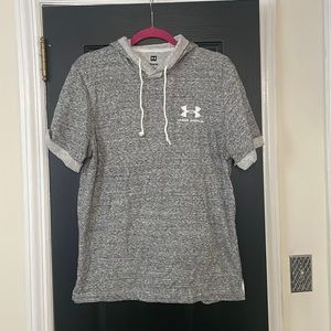Under armour short sleeve sweat shirt
